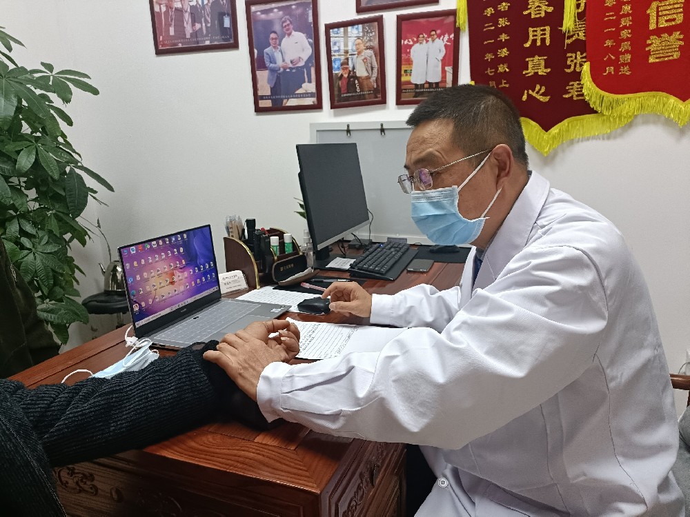 三位医师全天坐诊,却几乎不上厕所,背后原因让人潸然泪下！